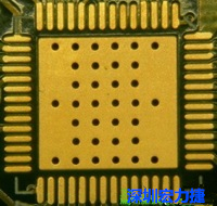 這是最不好的通孔設計，貫穿通孔直接擺放于QFN的接地散熱墊上，制造上無法確保其錫量，也就無法確保焊接良好。
