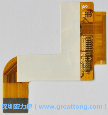FPCB并非可無(wú)限制撓曲，為避免過(guò)度撓曲拉扯造成銅箔斷裂，一般在較長(zhǎng)條型板材會(huì)貼附補(bǔ)強(qiáng)貼片。